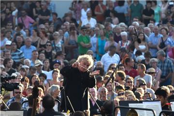 Sir Simon Rattle dirigiert auf dem Platz vor dem Kulturforum die Berliner Philharmoniker (2016). Foto: Klaus-Dietmar Gabbert