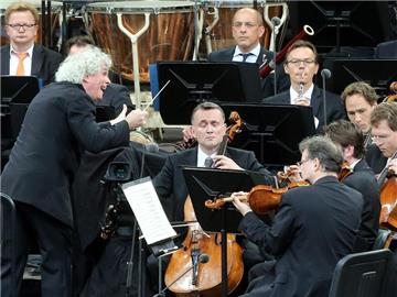 Sir Simon Rattle (l.) mit den Berliner Philharmonikern bei einem Konzert in der Waldbühne. Foto: Wolfgang Kumm