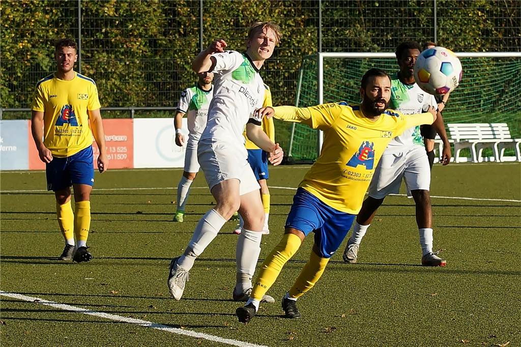 Zittersieg für Kamener SC: Drei-Tore-Vorsprung fast verspielt Sitki Üstün (KSC in Gelb) kommt hier gegen Cornelius Ulrich von der Osten (VFR II) nicht an den Ball