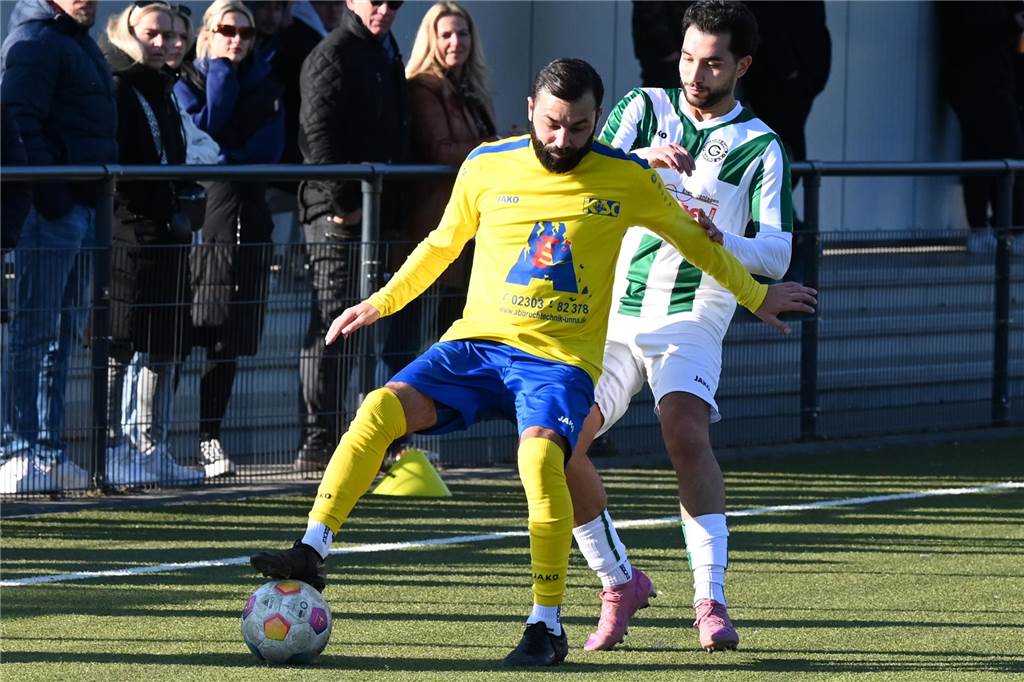 Sitki Üstün (l.) vom Kamener SC glich zum zwischenzeitlichen 3:3 aus.  