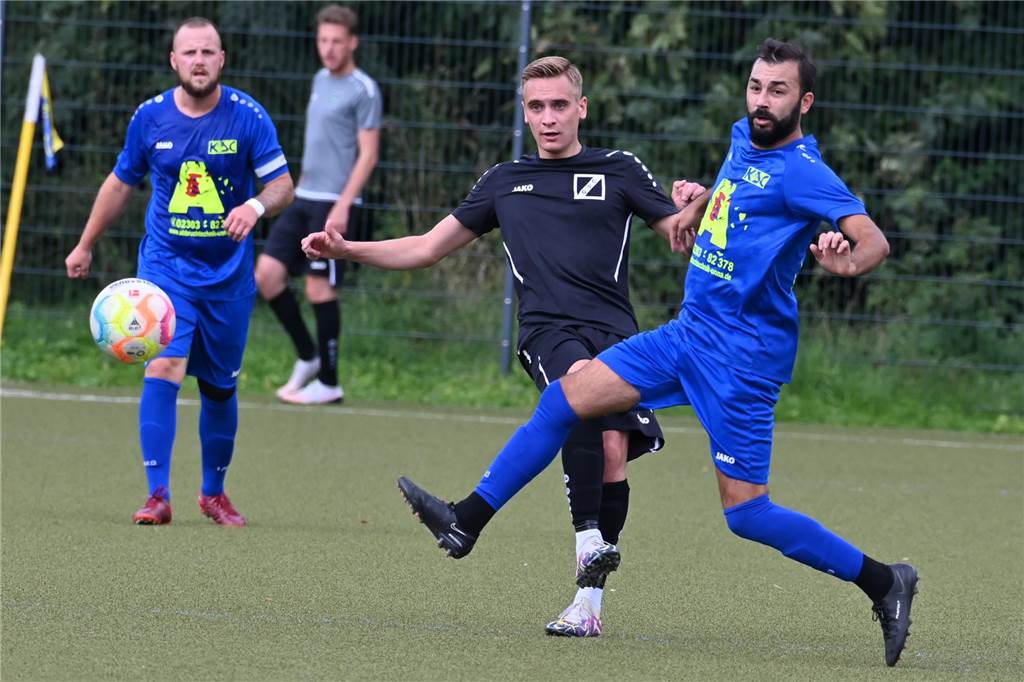 Herbstmeister Kamener SC feiert schon wie ein Champion Sitki Üstün vom Kamener SC im Zweikampf.
