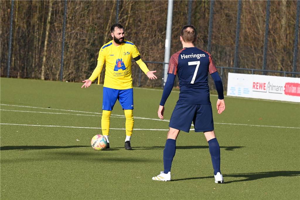 Kamener SC holt wichtigen Sieg für den Klassenerhalt Sitki Üstün vom Kamener SC steht auf dem Fußballplatz.