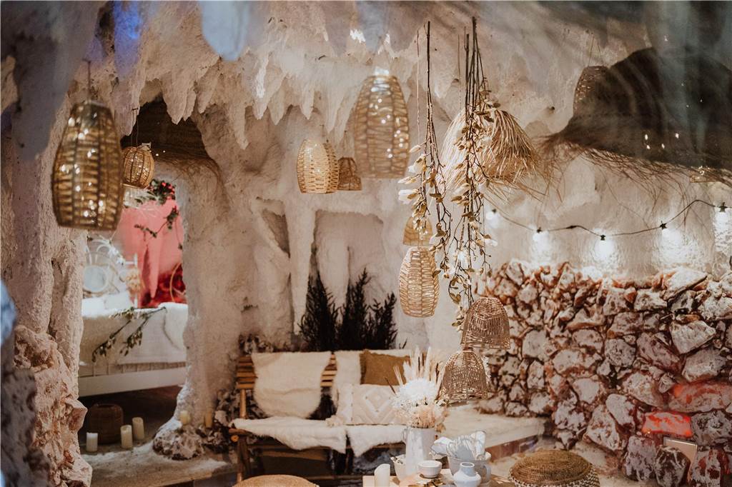 „Silk and Magnolia“ ist umgezogen: Event-Location mit Blumen und Deko Aus der einstigen Salzgrotte wurde eine kuschelige Event-Location