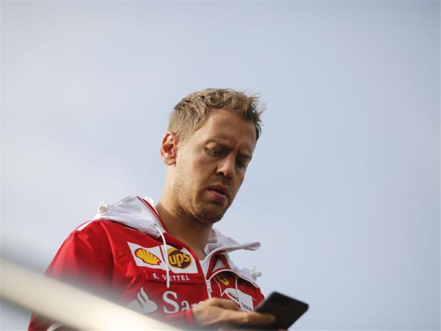 Vettel will nicht in Schumachers Spuren treten Sitzt auch in Zukunnft in "Rot": Ferrari-Pilot Sebastian Vettel. Foto: James Gasperotti