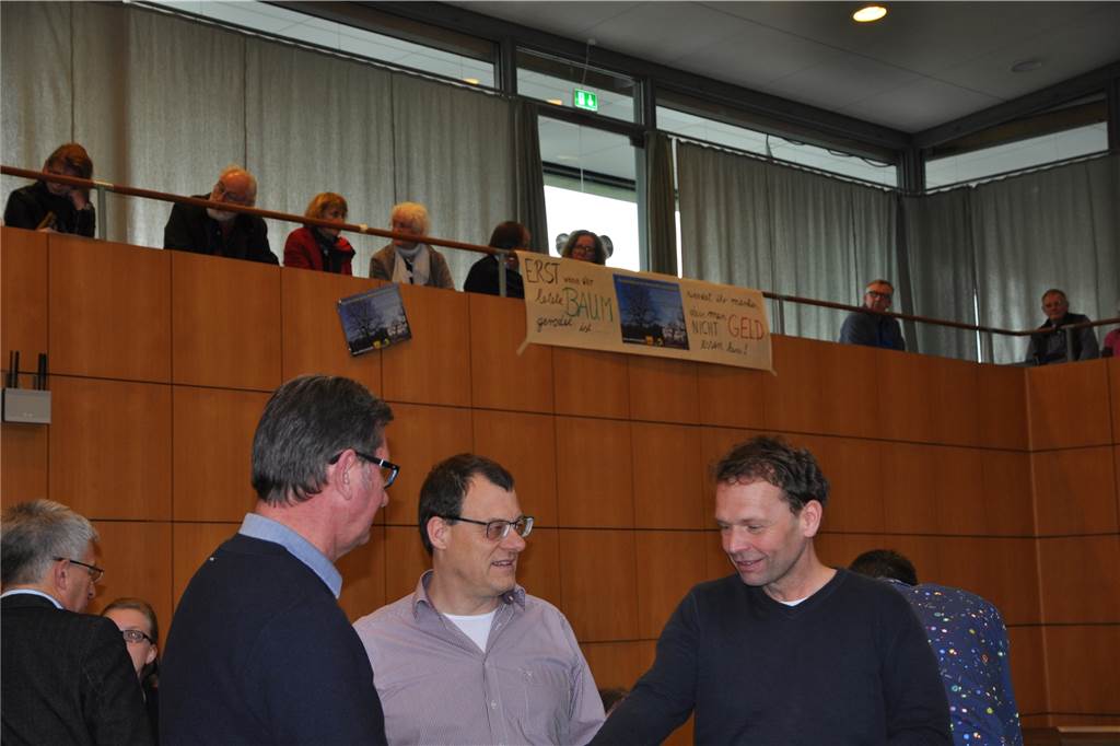 Heftige Diskussion über den Todesstoß für die alte Eiche an der Heerstraße Sitzungsfoto aus dem Ratssaal, wo Spruchbänder von der Empore hingen.