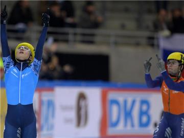 Sjinkie Knegt (r) zeigt dem Russen Victor nach dem Zieleinlauf beide Mittelfinger. Foto: Thomas Eisenhuth