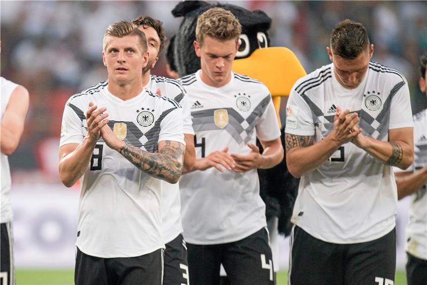 Pro und Kontra: Ist die Alarmstimmung berechtigt? Skeptischer Blick, gesenkter Kopf: Die deutschen Nationalspieler (v.l.). Toni Kroos, Matthias Ginter und Niklas Süle wissen, dass die Vorbereitung nicht optimal war.
