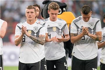 Skeptischer Blick, gesenkter Kopf: Die deutschen Nationalspieler (v.l.). Toni Kroos, Matthias Ginter und Niklas Süle wissen, dass die Vorbereitung nicht optimal war.