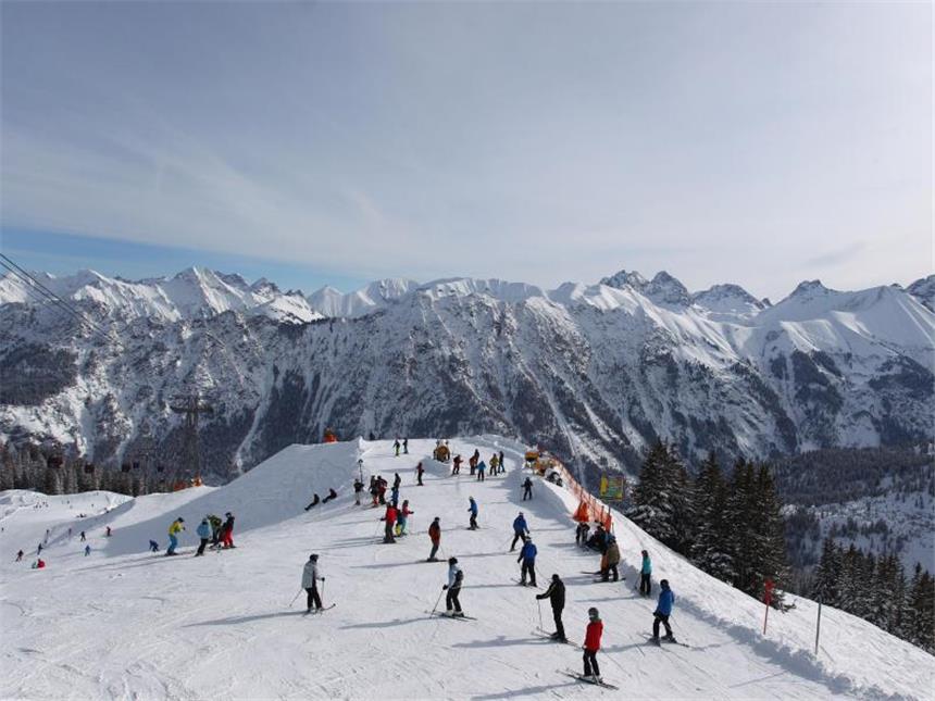 Viel Schnee und Sonne auf den Skipisten Skifahren mit Panorama-Blick: unterwegs auf dem Fellhorn bei Oberstdorf in Bayern. Foto: Karl-Josef Hildenbrand