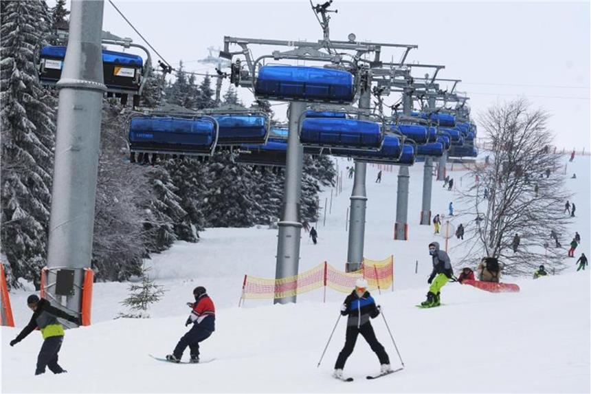 Skisaison voll angelaufen - Gute Verhältnisse auf den Pisten Skifahrer auf dem Feldberg im Schwarzwald freuen sich über gute Pistenverhältnisse. Foto: Patrick Seeger/dpa