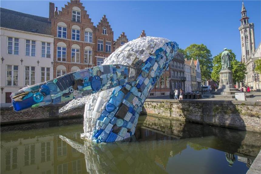 Kunst-Triennale: Mit dem Plastikwal in die Zukunft „Skycraper“, das Modell eines Riesenwals aus Plastikmüll, bei der Triennale in Brügge. Foto: Jan d. Hondt/StudioKCA
