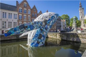 „Skycraper“, das Modell eines Riesenwals aus Plastikmüll, bei der Triennale in Brügge. Foto: Jan d. Hondt/StudioKCA