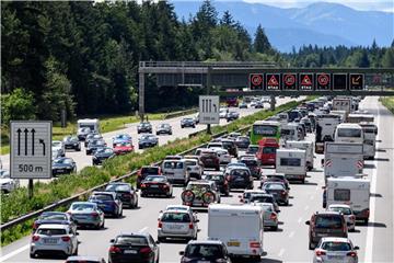 Slalomfahren bringt nichts im Stau. Wichtiger ist es, auf der Spur zu bleiben und beim Warten den Motor auszuschalten. Foto: Matthias Balk/Archiv
