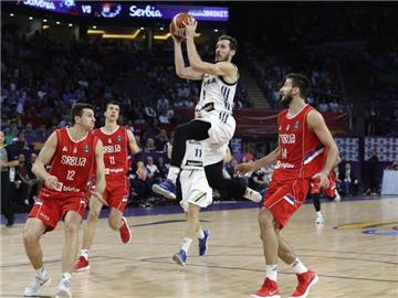 Sloweniens Aufbauspieler Goran Dragic (2.v.r) hat seine Mannschaft zum Europameistertitel gegen Serbien geführt. Foto: Thanassis Stavrakis