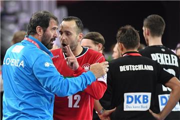 Sloweniens Trainer Veselin Vujovic diskutierte nach dem Spiel mit Deutschlands Torhüter Silvio Heinevetter. Foto: Monika Skolimowska