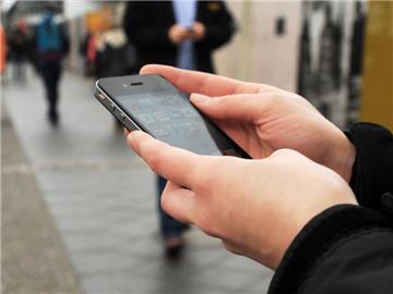 Smartphone-Nutzer sollten darauf achten, ob ihr Tarif eine Datenautomatik beinhaltet. Sonst wird das Surfen ein teures Vergnüngen. Foto: Philipp Laage