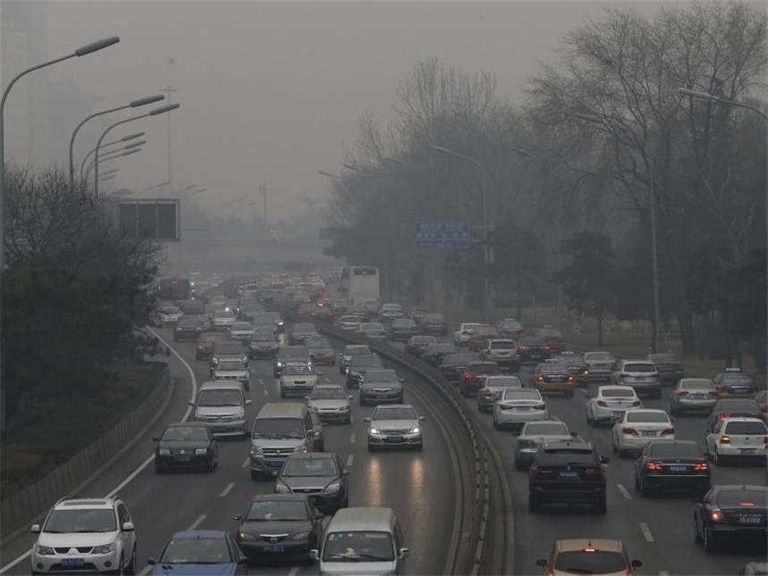 «New York Times»: Chinas CO2-Ausstoß viel höher als gedacht Smog in Peking: China stößt weltweit mit Abstand am meisten Treibhausgase aus. Foto: Rolex Dela Pena/Archiv