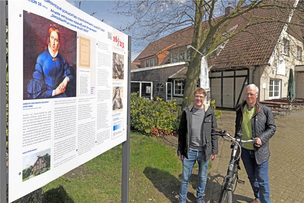 Rad- und Wanderroute: Schlacht im Lohner Bruch ist jetzt „erfahrbar“ SMS-Geschäftsführer Martin Auras (l.) und Heimatvereinsvorsitzender Ulrich Söbbing an der Infotafel am Eichenhof.
