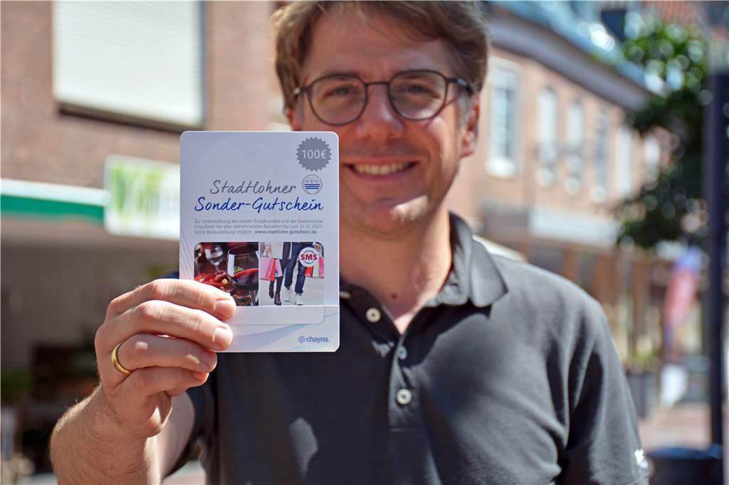 Einzelhandelsbeschränkungen gelten wieder – jetzt auch in Buchhandlung SMS-Geschäftsführer Martin Auras zeigt den Stadlohner Sonder-Gutschein, mit dem die Stadt im vergangenen Jahr die Einzelhändler in der Stadt unterstützte. Was die OVG-Entscheidung vom 22. März für den Stadtlohner Einzelhandel bedeutet, bleibe abzuwarten, so Auras.