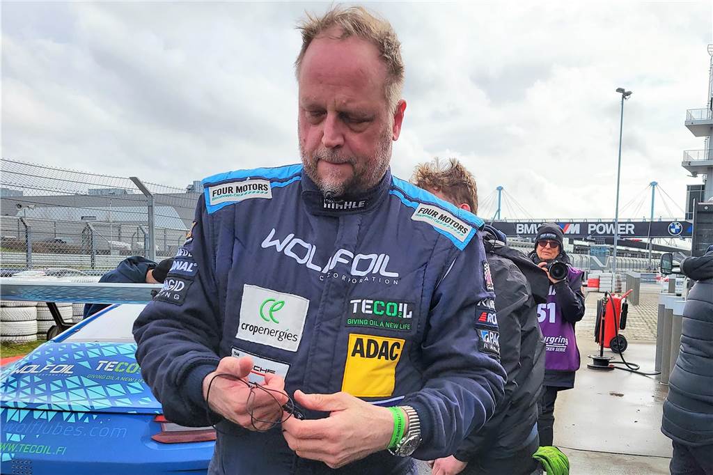 Wetter am Nürburgring sorgt für Extraspannung: Dorstener fährt mit Smudo durch die „grüne Hölle“ Smudo steht vor seinem Auto.