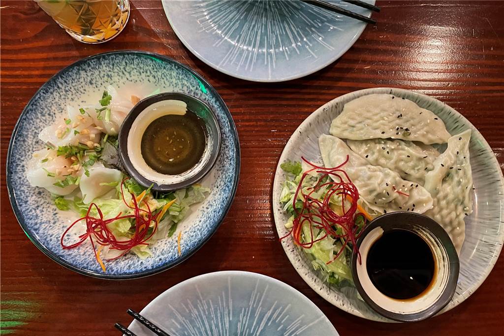 Vietnamesische Gerichte und Sushi - moderne asiatische Küche Diamond Rolls gefüllt mit Garnelen