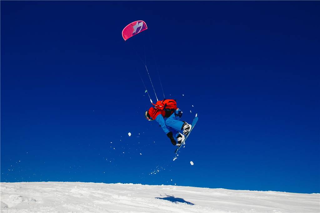 Mehr Bewegung: 7 ungewöhnliche Sportarten zum Ausprobieren mann beim snowkiten