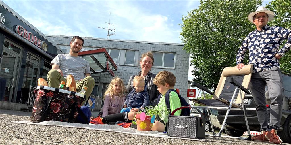 Nach Rewe-Aus: „Komm, mach“-Initiative lädt zum Parkplatz-Picknick ein So ähnlich könnte es aussehen im Juni: Die Initiatoren Jan Wittkamp, Lilith Huesmann mit Lotta (5), Jona (8) und Lenno (1) sowie Tobias Hermesmeyer sind voller Vorfreude auf das Parkplatz-Picknick.