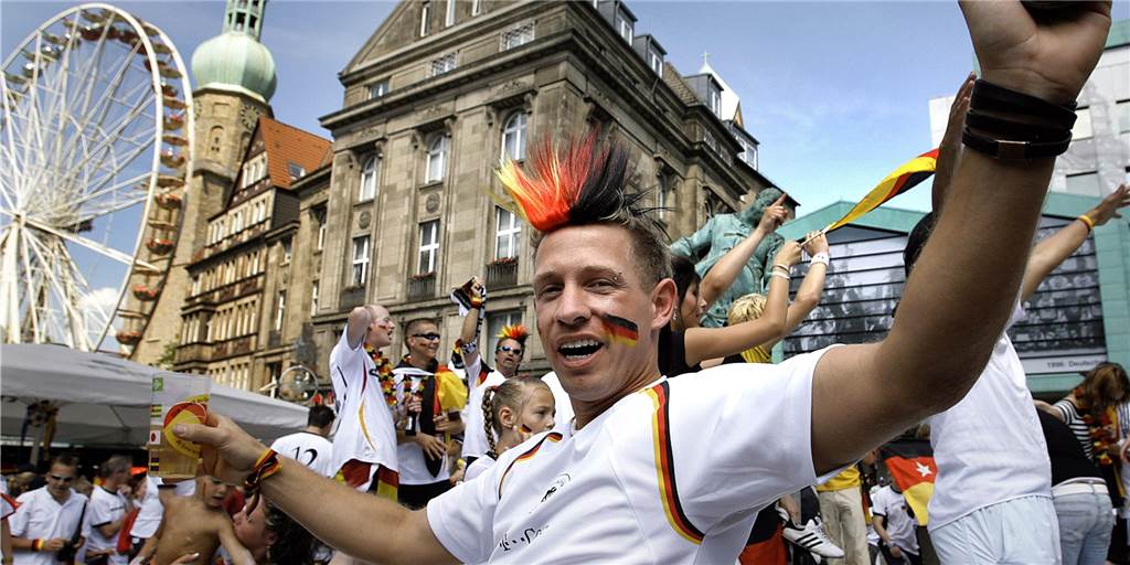 EM 2024: Bekommt Dortmund wieder ein Halbfinale? Entscheidung gefallen So ausgelassen wurde bei der WM 2006 in Dortmund gefeiert. Auf eine ähnliche Atmosphäre hofft man bei der EURO 2024.