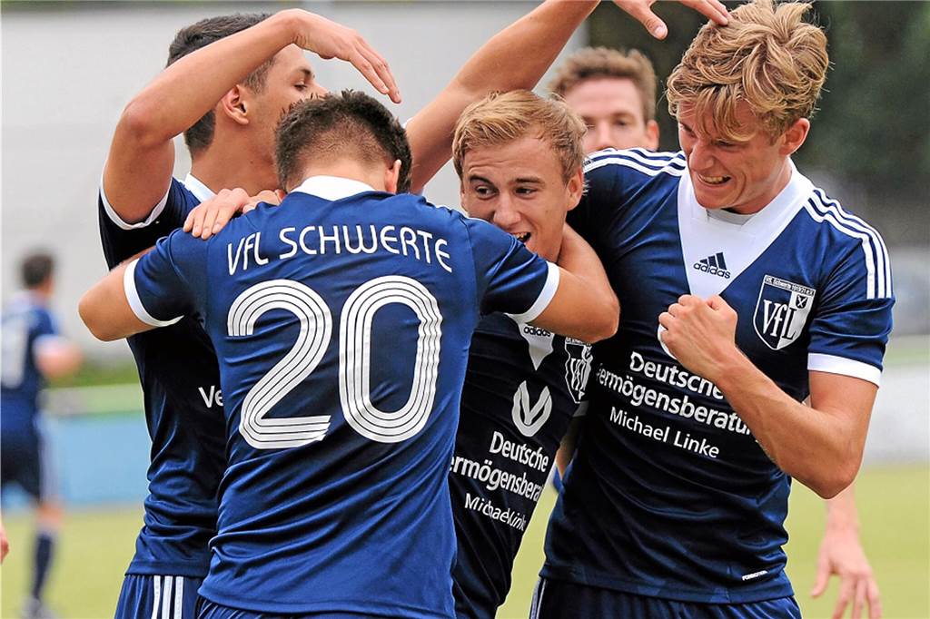 Derby-Hitparade: Acht Tore, zwei Platzverweise und ein Lächeln in den VfL-Gesichtern So bejubelt der VfL Schwerte den sehenswerten Treffer zum 2:0 durch Marcel Herzog im November 2013 gegen den ETuS/DJK Schwerte mit der Hacke (2.v.re.). In der Spielertraube freuen sich Luca Gutierrez, Kai Hintzke und Dominik Hennes mit ihm (v.li.).