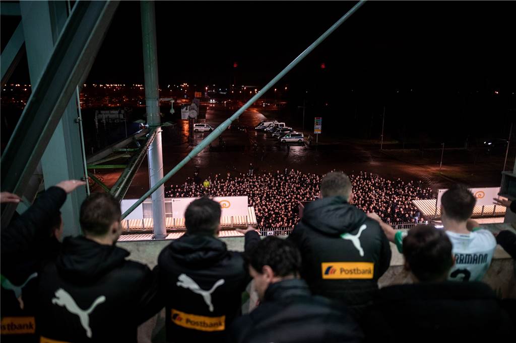 BVB-Fans und Klub-Boss Watzke: Keine Fan-Treffen bei Geisterspielen So bejubelten die Gladbacher Fans den Derbysieg beim Geisterspiel gegen Köln am 11. März.