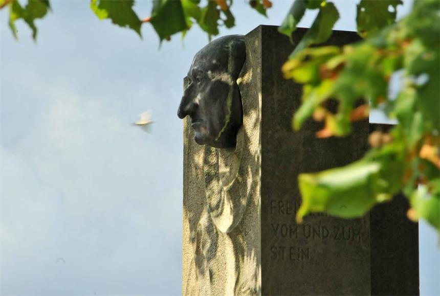 Freiherr vom Stein: Bronzekopf von Stele gestohlen So blickte der Freiherr vom Stein über die Wälder. Nun wurde der Bronzekopf am Denkmal am Schloss Cappenberg gestohlen.