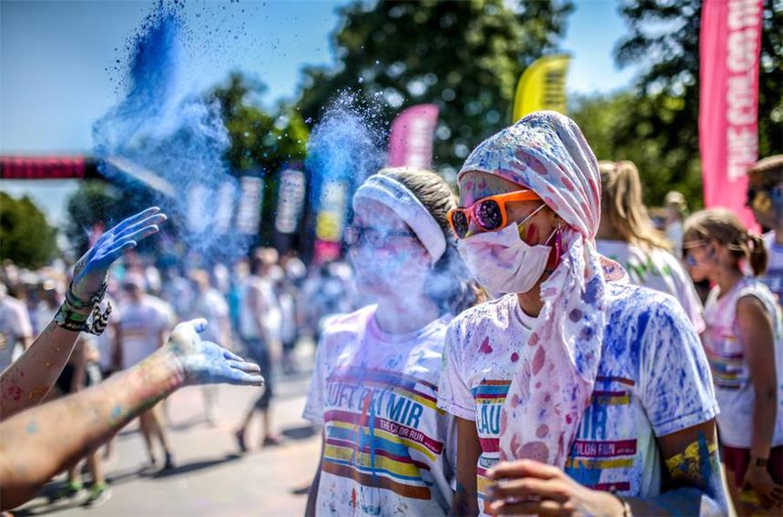 4000 laufen von Farbe zu Farbe So bunt war der Color-Run am Signal Iduna Park.
