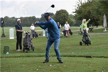 So dicht spielten im Sommer 2020 die Golfer in Frohlinde zwar nicht wie hier bei einem Turnier im September 2019. Allerdings hatten sie trotz der Pandemie noch die Gelegenheit, ihre Bälle zu spielen.