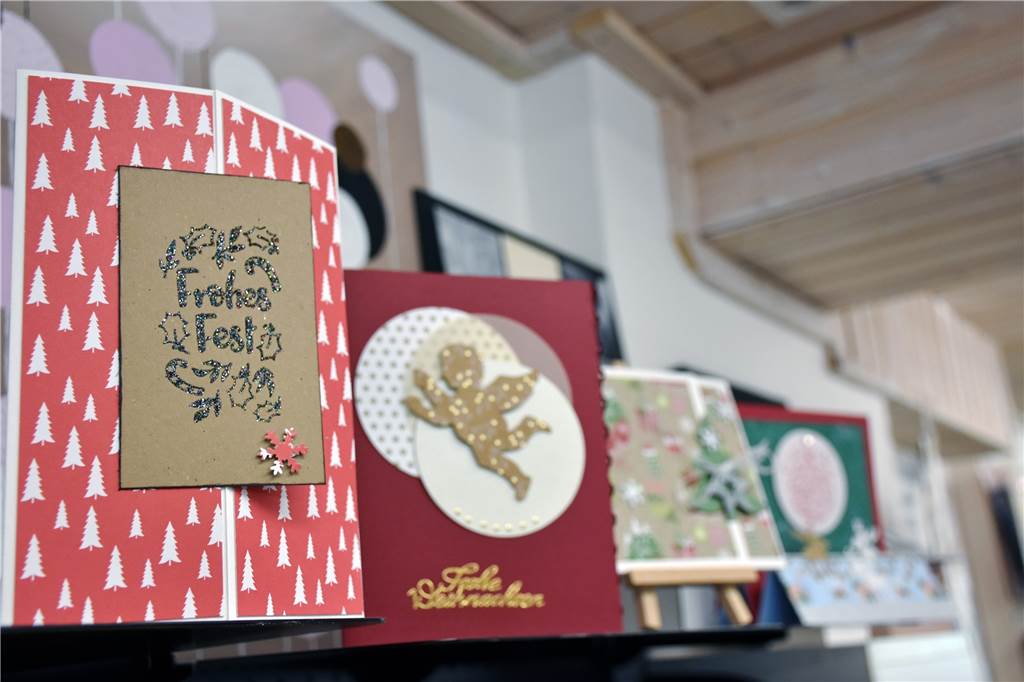Weihnachtsdekoration selber machen: Cilly Albers zeigt, wie es geht So eine Weihnachtskarte ist schnell selbst gemacht, alles was man braucht ist nur ein wenig Pappe und eigene Ideen.