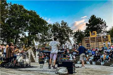 So einige Open-Air-Kulturveranstaltungen im Amphitheater des Bürgerparks Dorsten mussten wegen schlechten Wetters ausfallen. Eine Überdachung könnte Abhilfe abschaffen.