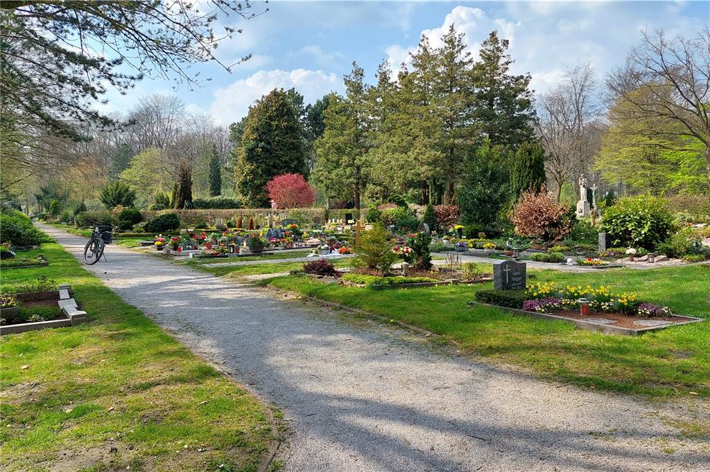 So einsam sieht der Friedhof in Henrichenburg am Dienstagnachmittag (20.4.) aus. Hier treffen sich aber regelmäßig Witwen, um nicht einsam sein zu müssen. Aufs Foto möchten zwei von ihnen, mit denen wir sprechen können, nicht. 