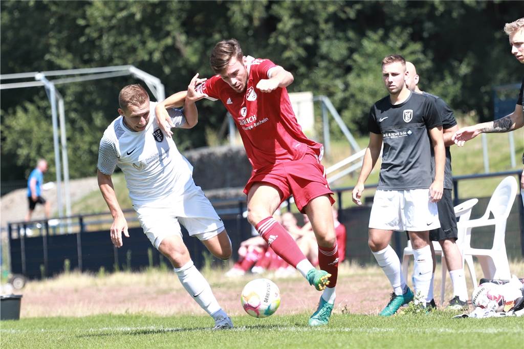 Erst am Ende wackelt der Außenseiter - FC Marl schlägt Rot-Weiß Deuten So energisch geht RW Deuten in Marl selten zur Sache: Torschütze Dennis Drepper (rechts) setzt sich gegen Michael Zoladz durch.