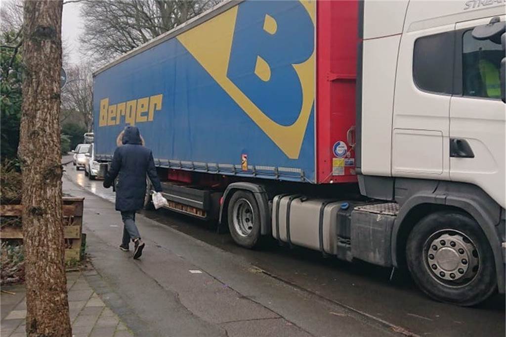 Anwohner der Reichshofstraße fordern Durchfahrverbot für Lkw So eng ist die Situation für Fußgänger.