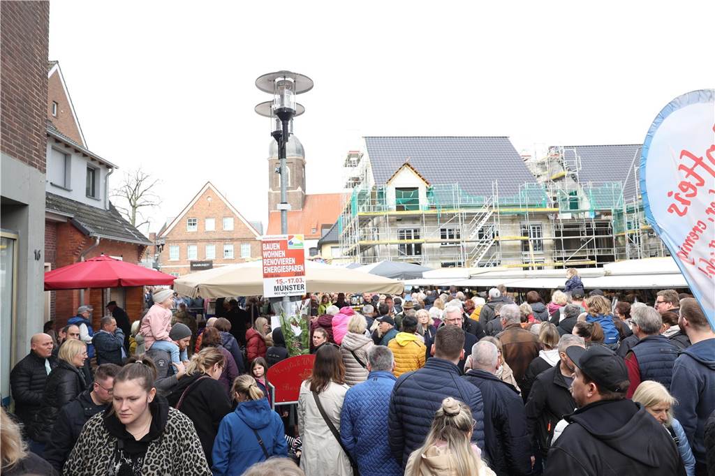 Hollandmarkt in der Kritik: Anwohner bemängeln enge und volle Straßen Eine große Menschenmenge ist auf dem Hollandmarkt in Nordkirchen.