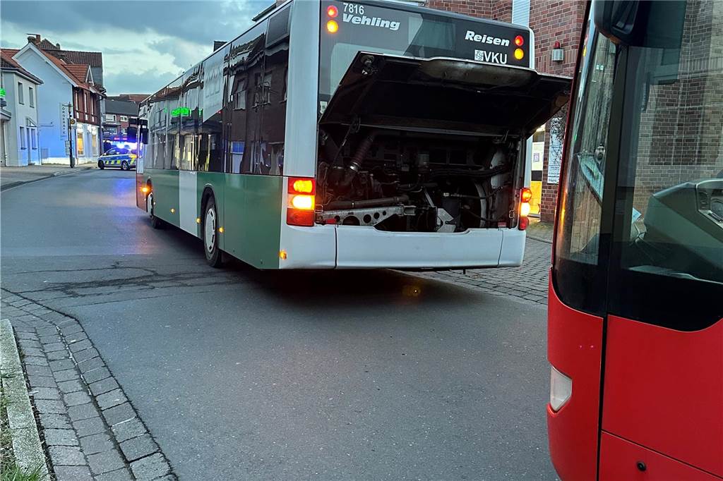 Feuerwehreinsätze in engen Straßen in Selm: Was tun, wenn die Zeit drängt? So eng wie hier in der Ludgeristraße, als ein Bus eine Panne hatte, ist es auch an anderen Stellen in Selm.