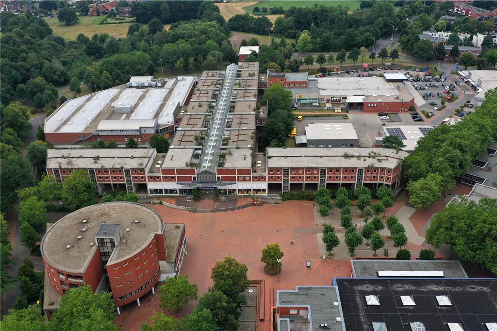 Freifläche mit Bauschutt erinnert an Einkaufspassage Der Wulfener Markt mitsamt Ladenzeile und Wohnungen.