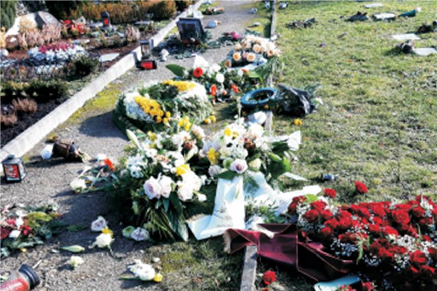 Täter verwüsten über 60 Gräber – auch Kindergrab betroffen So fand Diane Holz den Friedhof in Hörde am Samstag vor.
