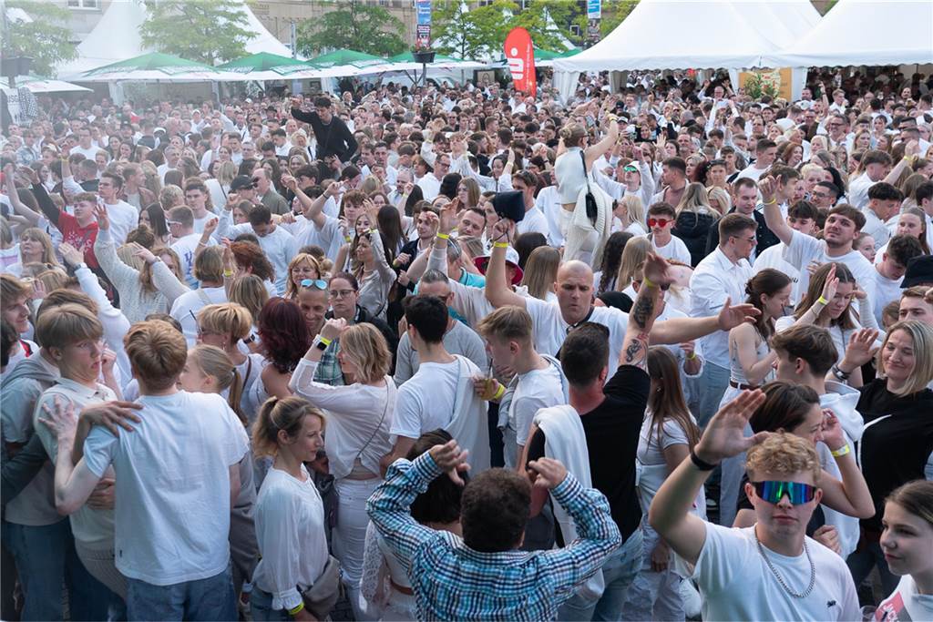 So feiern 4000 Gäste den Auftakt von Castrop kocht über auf dem Marktplatz – beim Auftritt von DJ Moguai waren alle in Bewegung.