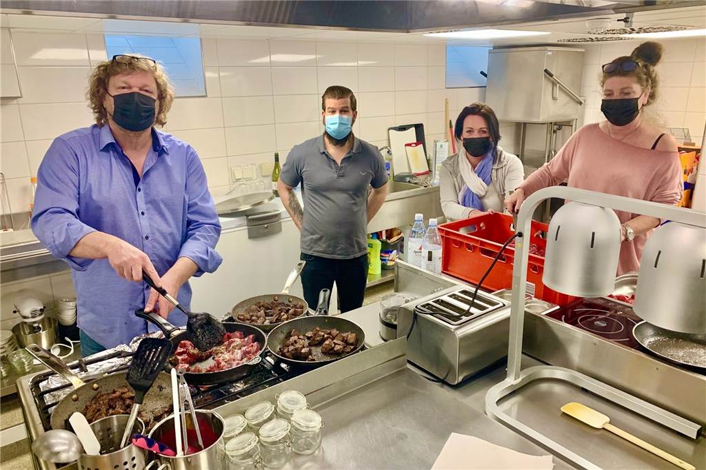 Fo(o)d macht Menschen satt: Verein kocht in der Schlossküche für Obdachlose So fing alles an im Februar 2021: Kochaktion im Haus Rodenberg.