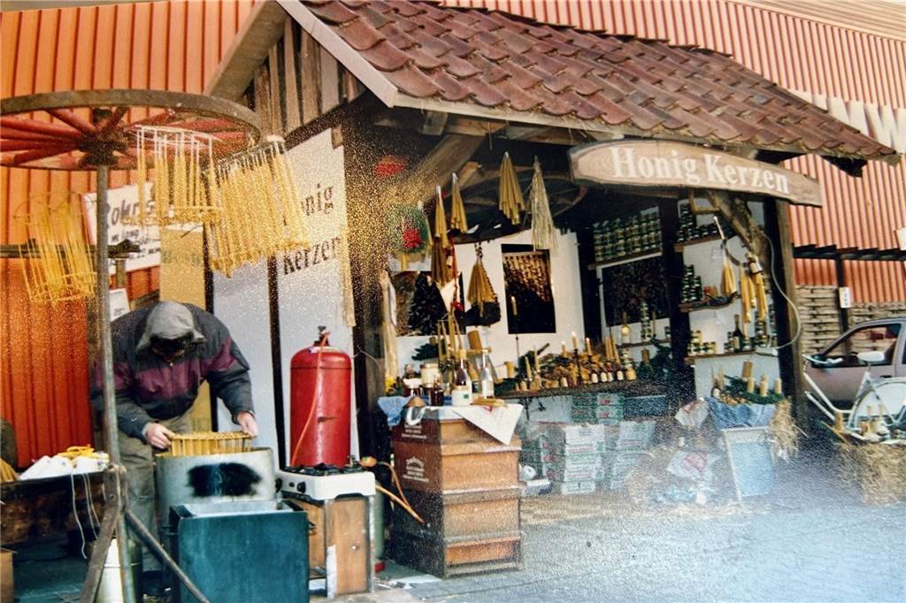 Seit 30 Jahren auf dem Weihnachtsmarkt: „Am Anfang bin ich gemobbt worden“ Ein altes Foto zeigt die Anfänge von Ralf Schmidts Stand vor dem ehemaligen Hellweg-Baumarkt in Dortmund-Hörde.