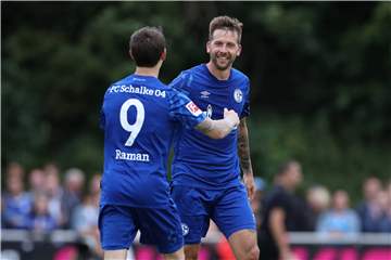 So freut sich ein sechsfacher Torschütze: Guido Burgstaller (r.) nimmt die Glückwünsche Benito Raman entgegen. 