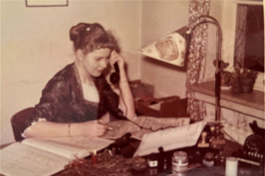 Die erste Zeitung in Haltern: Vom Anzeigenblatt zum digitalen Medium Eine Frau sitzt in der Geschäftsstelle der Zeitung und telefoniert.