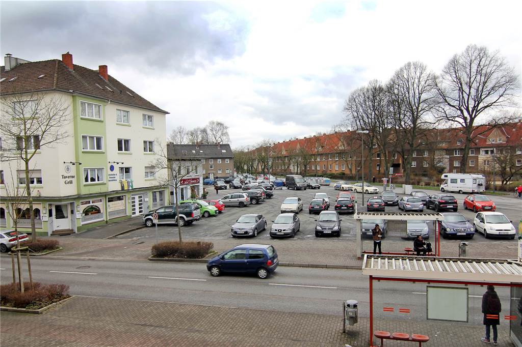 Marktplatz soll zu Evings grünem Wohnzimmer werden - doch es gibt auch Zweifel So grau und öde soll der zum Parkplatz gewordene, ehemalige Evinger Marktplatz nicht bleiben.