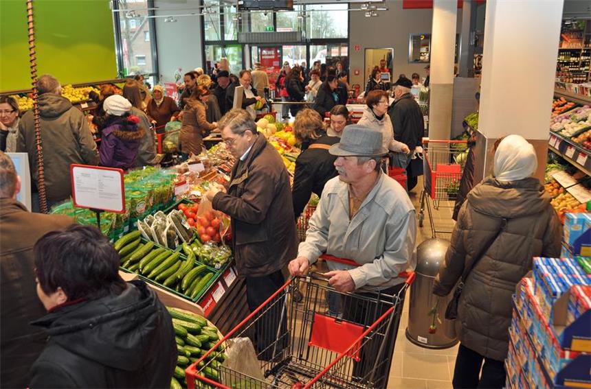 Rewe Hübner verkauft zwei Läden in Lünen So groß war der Ansturm bei der Eröffnung des Rewe an der Alstedder Straße.