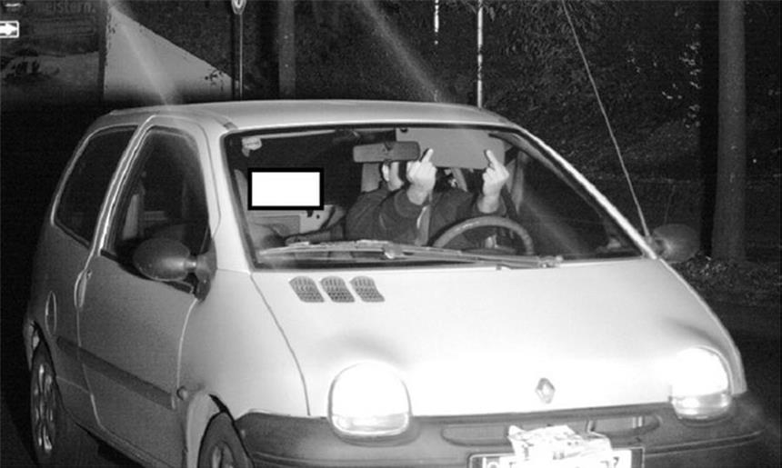 Polizei erwischt Stinkefinger-Raser So grüßt der Autofahrer den Blitzer. Das verdeckte Kennzeichen und die heruntergeklappte Sonnenblende halfen nicht wirklich.